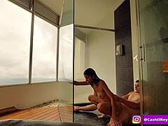 Banii columbieni schimbați pentru sex fierbinte în baie cu doi prieteni