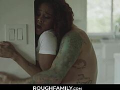 La figliastra nera viene picchiata dal patrigno in un video tabù