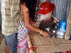 Pasangan India dewasa melakukan hubungan seks antar-ras di dapur melalui webcam