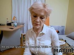 Česká stará mama s oholenou vagínou žiada muža o sexuálneho partnera v videu zrelých 4k