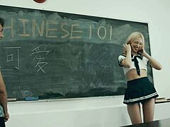 Chloe Cherry, o blondă cu fund mare, este pătrunsă de profesorul ei de chineză în clasă