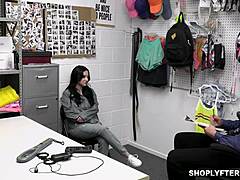 Milf moeder en dochter worden ondeugend met politieagent Mike Mancini in de winkel