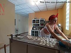 Regina Noir, seorang penggoda, menangkap keterampilan masaknya dalam keadaan telanjang dengan kamera tersembunyi di dapur
