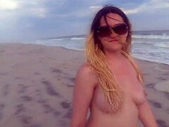 Emily Sky, den sexede blondine, fingrer og knepper på en offentlig strand