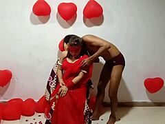 Een erotisch Indiase stel viert Valentijnsdag met wilde en gepassioneerde seks in een rode sari