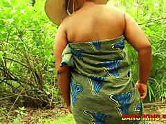 Eine schwarze Amateurfrau fickt einen afrikanischen Waldgeist mit ihrer nassen Muschi