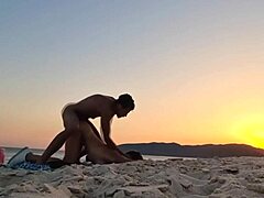 Amatørpar møtes på en romantisk strand ved solnedgang