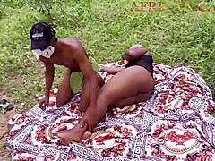 خادمة تبلغ من العمر 18 عاماً تمارس الجنس مع قضيب أسود كبير محظوظ في قرية أفريقية