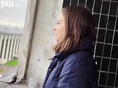 Een 18-jarig meisje wordt ondeugend met een vreemde in een 4k-video