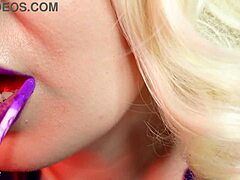 Close-up del rossetto viola di Arya sul suo viso e sulla sua bocca sensuali