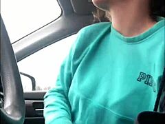 Amatör üniversiteli kız arabada derin boğaz oral seks verir
