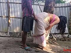 Indiai feleség megmutatja kemény képességeit egy szabadtéri kibaszott videóban