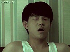 V tem vročem videu jebe seks igračo velika rit japonskih študentk