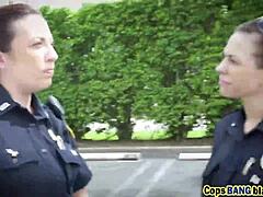Blondi poliisi antaa suihin isolle mustalle penikselle HD-videossa