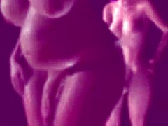 Анимирана възрастна жена прави орален секс на бременна транссексуална в позиция на каубойка
