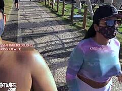 Kriss Hotwife, seorang amatir, memamerkan pantat dan payudaranya yang besar di depan kamera di pantai