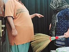 La vecchia cameriera indiana riceve discorsi sporchi dal suo proprietario durante una scopata xxx