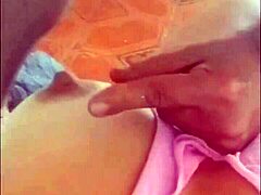 סרטון חובב של גרון עמוק עם ברונטית שמבלעת את אצבעות בעלה