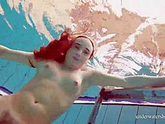 Wideo HD z gorącym pokazem podwodnym z Niną Mohnatkas