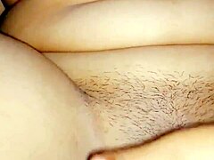 Индийская девушка с большими сиськами мастурбирует на домашнем видео
