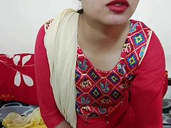 Saara, una maestra canadiense, enseña a su alumna a satisfacer los deseos de una chica en una serie web india de video de sexo