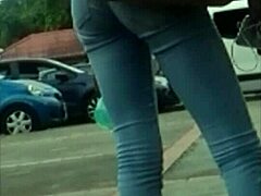 Ragazze nere in jeans stretti mostrano le loro curve