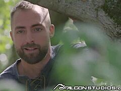 Lihaksikas kimpale venyttää perseensä tuntemattomalta mieheltä Falcon Studios -videossa