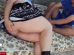 Una mujer gorda recibe sexo oral en el sofá por un hombre amateur