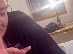 Amatérská manželka dává hluboké hrdlo velkému černému penisu v hotelovém pokoji