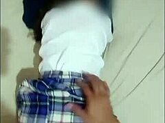 Il patrigno Hijastra scopa la sua innocente fidanzata adolescente nel culo