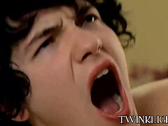 Οι gay έφηβοι twinks απολαμβάνουν το μεγάλο πέος στον κώλο και το σπέρμα από το σκληρό πέος