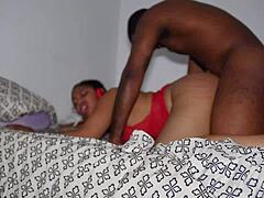 Casais negros têm sexo hardcore com uma gozada interna