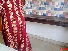 Indiase vrouw in rode jurk wordt hardcore geneukt voor de webcam