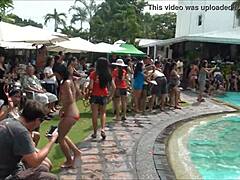 Φιλιππινέζα Ασιάτισσα τουρίστρια δέχεται μια επίσκεψη έκπληξη στο Orchids Hotel