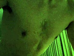 Énorme bite pilonne une belle brune dans une vidéo maison