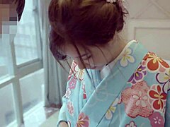 섹시한 사쿠라 의상을 입은 아마추어 일본 여자