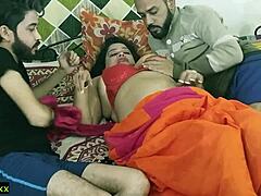 Индийский горячий тройничок с тетей и двумя молодыми парнями в HD-качестве