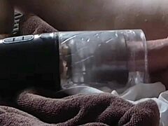 Asiatisk babe hengir seg til BDSM-lek med sexleketøy og blowjob