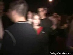 College studente krijgt haar mond en kutje gevuld in een groepsneukbeurt