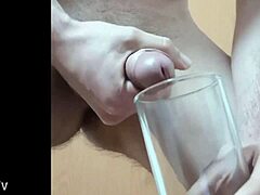 Gay twink njuter av en kopp sperma i solovideo