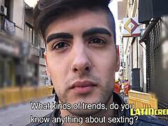 Homoseksuel latino-dreng bliver fræk i offentligheden
