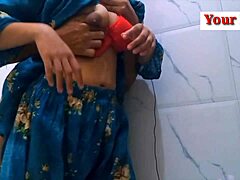 Индийската бхаби получава путката си чукана от племенника си в домашно видео