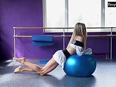 Elza Nagy, en liten ballerina, viser frem sin fleksible kropp og kropp