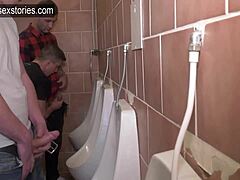 Gay bareback 3some med deepthroat och cum eating på offentlig toalett