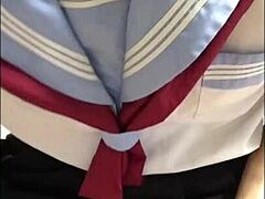 Азијски кросдрессер у униформи школарке ужива у аналном сексу