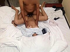 Kekasih India menikmati menunggangi vagina dan ejakulasi dalam video HD