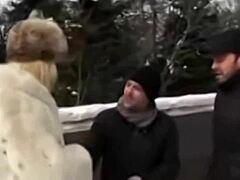 Snøhvit blond prostituert gir blowjob til to franske menn