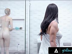 Două fete se răsfăț în sex lesbian în timp ce fac un duș