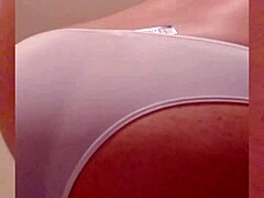 Mira este video voyeur caliente con una impresionante chica en bragas. ¡Te dejará sin aliento!