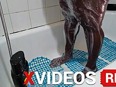 Ebony Milf gibt sich in der Dusche dem Fußfetisch hin
